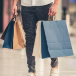 Consumidor com bolsas de compras em uma área de comércio - Foto: O Milênio