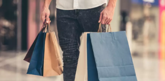 Consumidor com bolsas de compras em uma área de comércio - Foto: O Milênio
