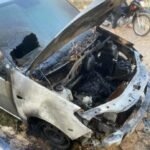 Motorista morre carbonizado após carro bater em árvore e pegar fogo em Campos