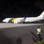 Avião com 32 pessoas resgatadas da Faixa de Gaza chega ao Brasil