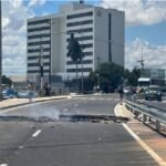 Sem água, moradores protestam e fecham a BR-101, em Campos Sem água, moradores protestam e fecham a BR-101, em Campos
