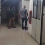 Homem é preso após agredir ex-esposa com pauladas e persegui-la até a delegacia em Campos