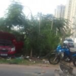Carro invade terreno após acidente com ônibus no Parque São Caetano, em Campos