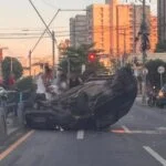 Carro capota na Avenida 28 de Março, em Campos Carro capota na Avenida 28 de Março, em Campos