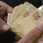 Pagar dívidas, guardar ou gastar: dicas de como usar o 13º salário real_moeda_dinheiro_mcajr_2904223667