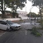 Carro derruba poste e interdita trecho da 28 de Março, em Campos Carro derruba poste e interdita trecho da 28 de Março, em Campos