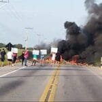 Moradores protestam e interditam BR-356, em São João da Barra Moradores protestam e interditam BR-356, em São João da Barra