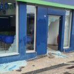 Homem é preso ao quebrar vidraça de agência bancária em Campos