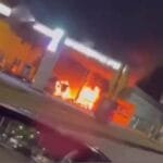 Vídeo: carro bate em bomba de combustível e causa incêndio em posto de Campos Vídeo: carro bate em bomba de combustível e causa incêndio em posto de Campos