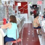 Indicações da família fazem cliente sair de SJB para comprar óculos na Óticas Diniz, em Campos Indicações da família fazem cliente sair de SJB para comprar óculos na Óticas Diniz, em Campos