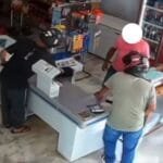 Criminosos armados rendem funcionário e assaltam loja em Campos