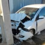 Carro bate em poste e deixa três feridos em Campos Carro bate em poste e deixa três feridos em Campos
