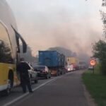 Manifestantes interditam BR-101, em Campos, e causam congestionamento