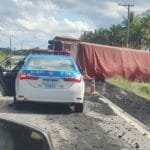 Caçamba de carreta tomba na Campos-São João da Barra Caçamba de carreta tomba na Campos-São João da Barra