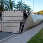 Carreta tomba no antigo Trevo do Índio, em Campos Carreta tomba no antigo Trevo do Índio, em Campos