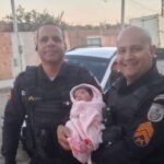Policiais salvam bebê que se engasgou com leite em Campos Policiais salvam bebê que se engasgou com leite em Campos