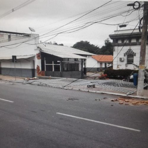 Caminhão derruba muro de presídio em Campos