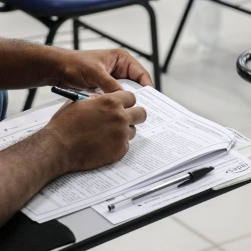 Foto de uma pessoa fazendo uma prova de concurso - Foto: Arquivo