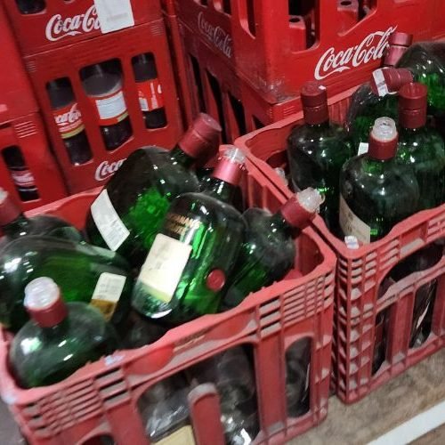 Vigilância Sanitária apreende bebidas falsificadas em depósito de Campos